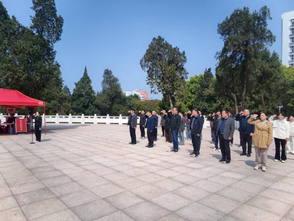 市科技局开展清明节烈士祭扫活动